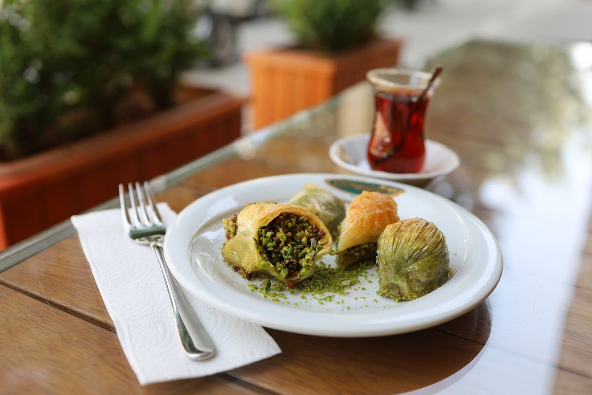 Baklava de pistacho en capas finas con té