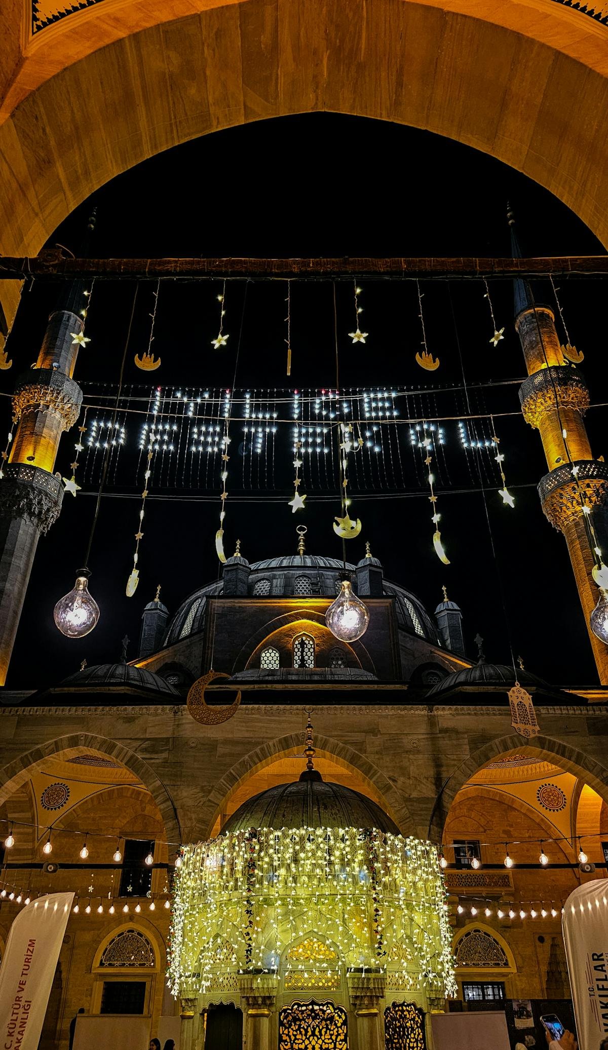 Destinos halal friendly Europa mezquita iluminada