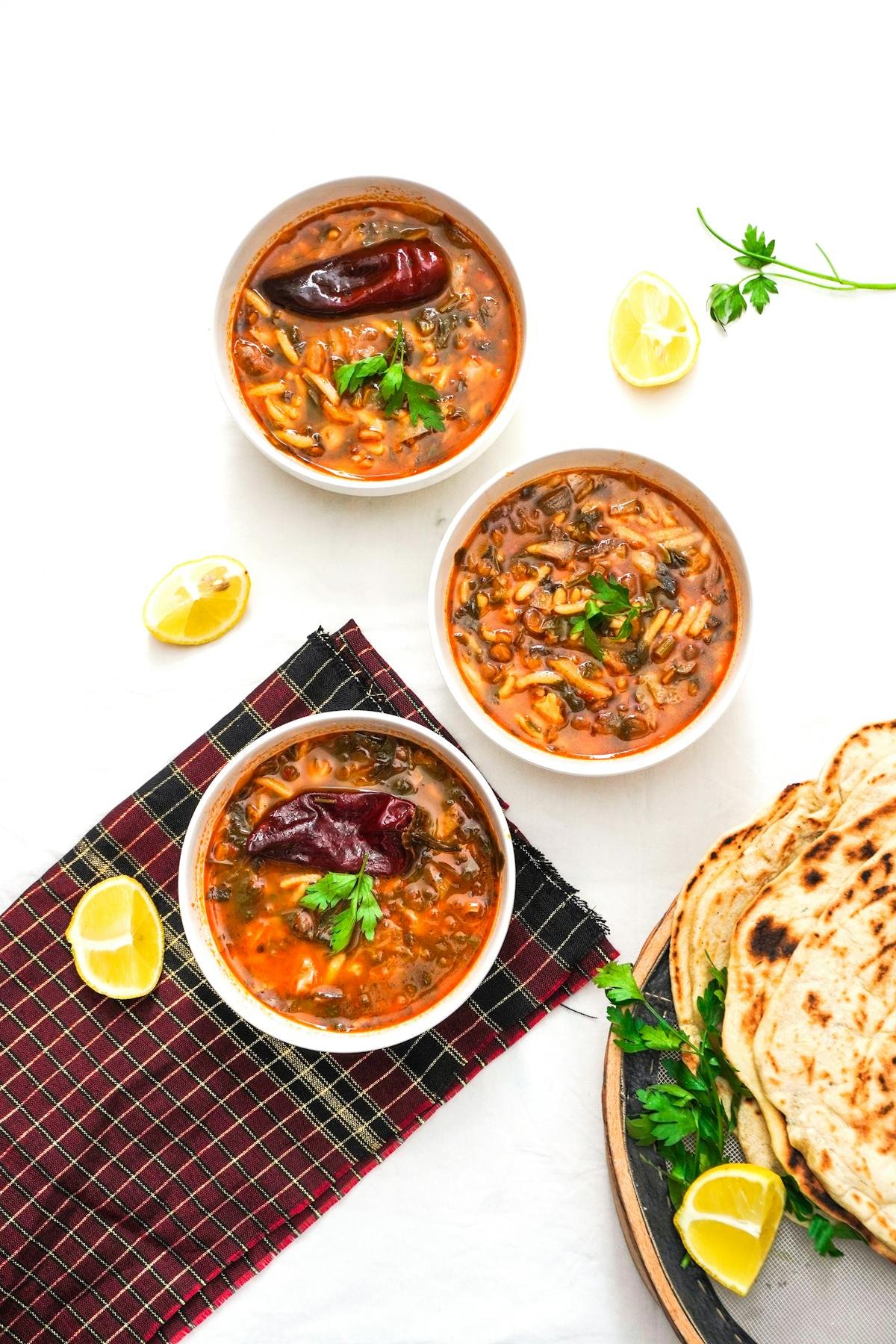 Harira sopa marroquí del Ramadán con pan plano y limón