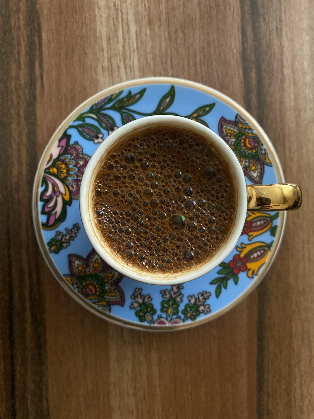 Karak chai Qatar receta cremosa taza ornamentada