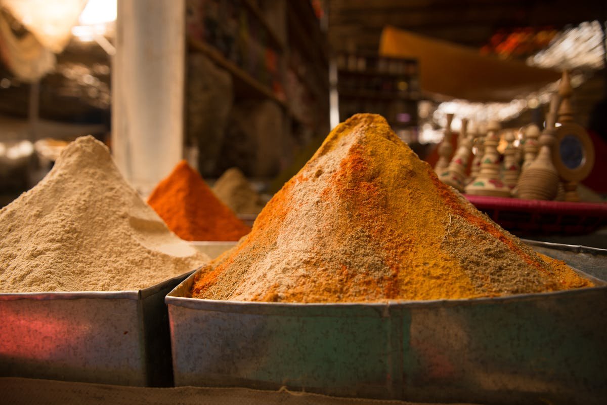 Mercados árabes en España especias coloridas