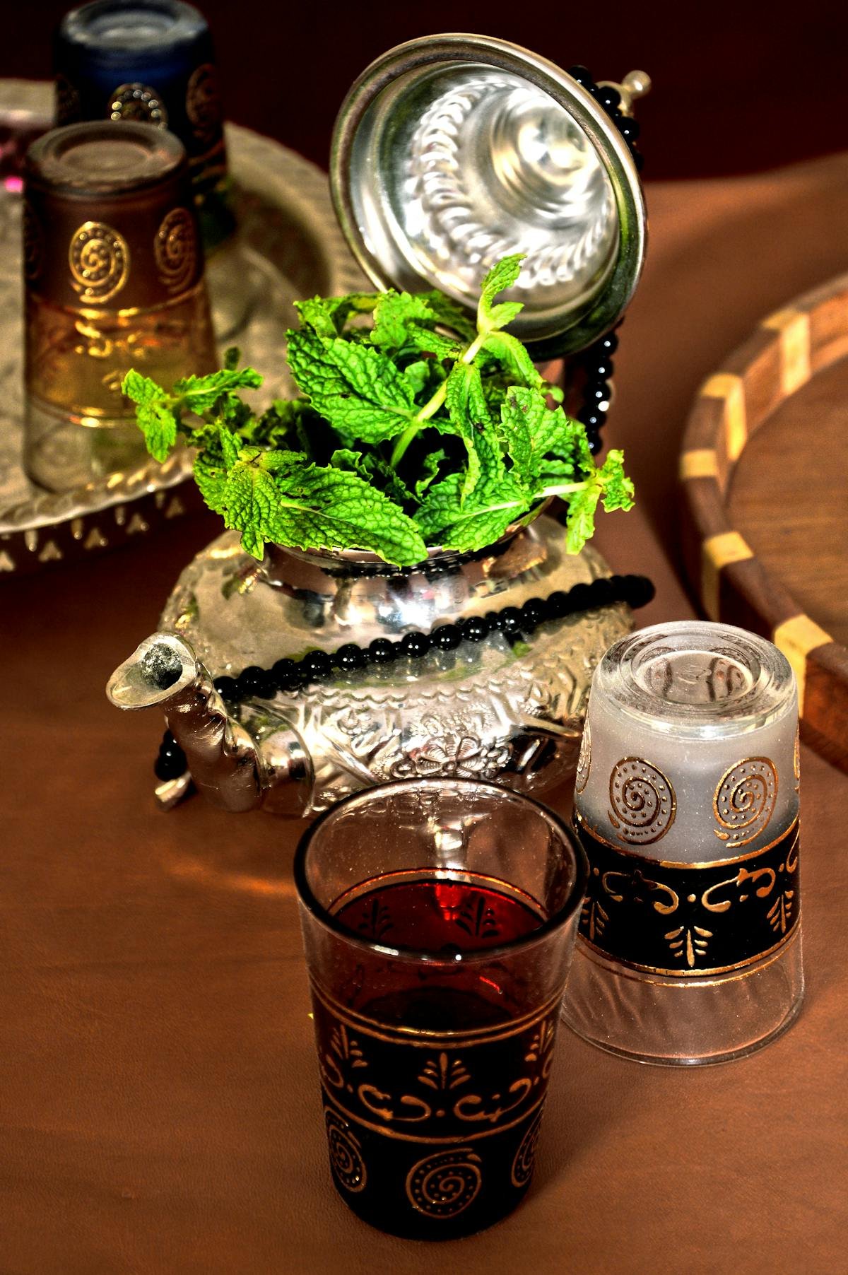 Té moruno de menta icono visual del Magreb tetera plateada